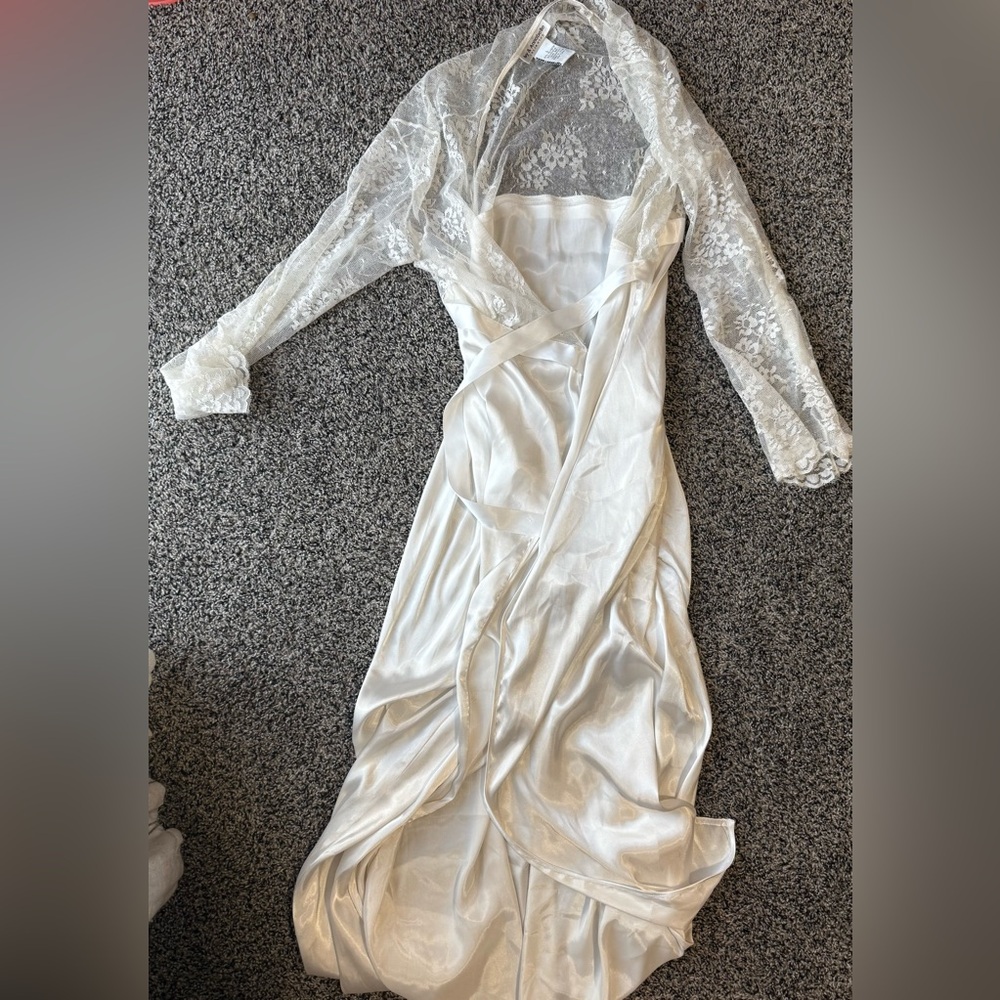 Ivy and Annabelle White Lace Long Sleeve Satin Robe